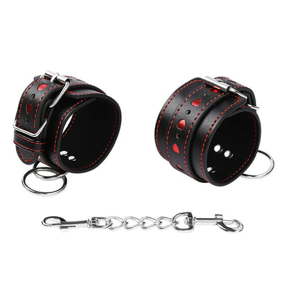 Manette OHMAMA FETISH con intarsi a cuore: design elegante per esplorare il tuo piacere intimo